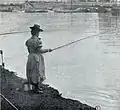 photo noir et blanc d'une femme pêchant