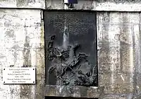 No 9 : bas-relief de l'artiste catalan Apel·les Fenosa.