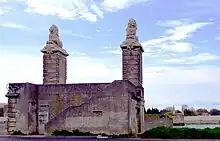 Ruines du pont ferroviaire, dit de Lunel détruit en août 1944.