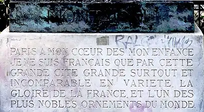 Inscription sur le socle de la statue de Montaigne.