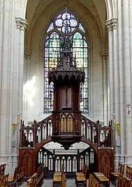 Chaire de la nef principale.