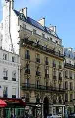 Immeuble du no 3 où se trouve l'entrée du square Pasteur.