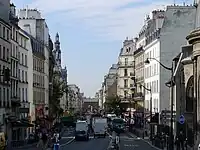 La rue du Faubourg-Saint-Martin (2011) en direction de la porte Saint-Martin.