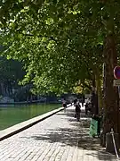 Le long du canal Saint-Martin.