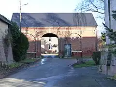 Grange du XIXe siècle en brique, sur le côté de l'église.