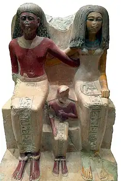 Le prêtre d'Amon, Kaminem, avec sa femme et son  fils (époque de Thoutmôsis III, XVIIIe dynastie) - Musée du Louvre.