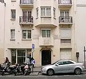 À gauche, le no 31 bis où se situait l'entrée de l’ancienne folie Titon ; au milieu, la plaque commémorative du premier décollage de montgolfière en 1783 et à droite, celle commémorant les émeutes d’avril 1789, juste avant la Révolution française.