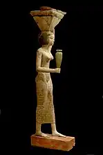 Porteuse d’offrandes, vers -1950, début XIIe dynastie, bois de ficus enduit et peint (Musée du Louvre).