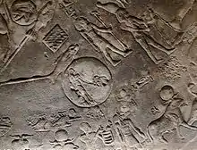 Éclipse de soleil : cercle contenant Isis qui essaie d'empêcher un babouin (lune) de cacher le soleil