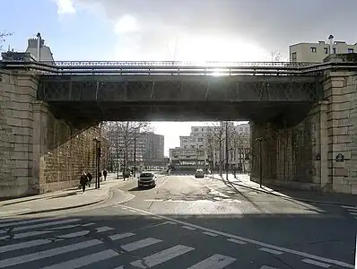 La rue Lecourbe rejoint le boulevard Victor en passant sous un pont du chemin de fer de Petite Ceinture devenu, en 2013, la Petite Ceinture du 15e.