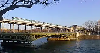 Le pont vu depuis le 16e arrondissement.