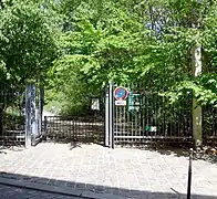 En fin de rue sur la droite, entrée du jardin naturel Pierre-Emmanuel.