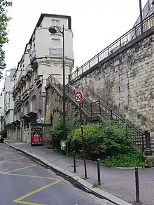 Accès à la rue des Artistes par un escalier.