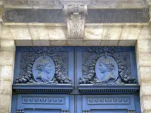 Médaillons du portail au no 15.