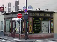 Au no 45, boulangerie inscrite aux monuments historiques.
