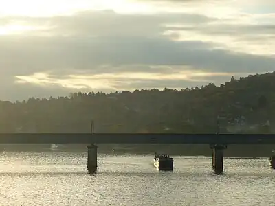 Travée centrale du viaduc sous lequel passe une péniche.