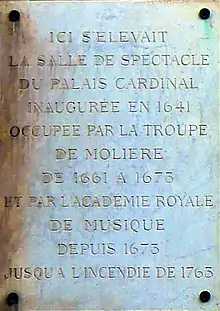 photo : plaque indiquant le lieu et l'usage du théâtre par Molière est l'académie