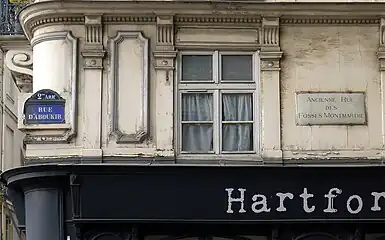Plaque avec l'ancien nom (à droite)de la portion de rue.