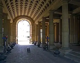 Entrée de l'hôtel (quai de Conti) avec sa voute à caissons