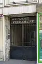 N°119 et 119bis : entrée du passage Charlemagne.