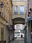 Le passage rejoint la rue du Faubourg-Saint-Martin via un portique.