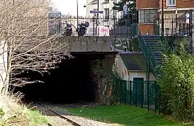 Pont de la rue Pouchet franchissant la ligne de Petite Ceinture.