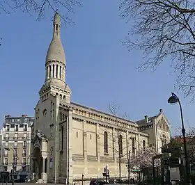 L'église depuis la sortie du métro.