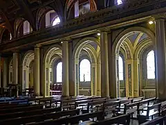 Nefs principale et collatérale droite vues de biais.