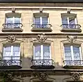 Façade du no 6 avec ses mascarons.