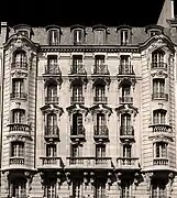 No 7 : façade d'un immeuble post-haussmannien.
