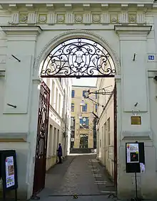 Portail d'entrée et cour.
