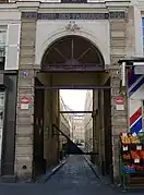 Entrée de la cour des Fabriques.