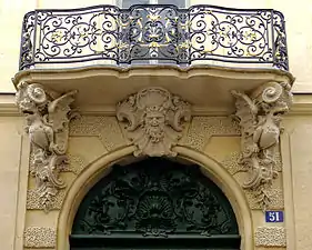 No 51 : balcon de la porte d'entrée de l'hôtel de Chenizot.