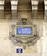 Plaque de rue décorée au niveau du no 2.