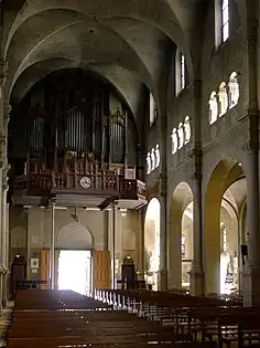 Emplacement en tribune.