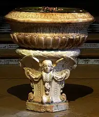 Bénitier en marbre du XVIIe siècle.