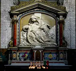 Chapelle de Notre-Dame des Sept Douleurs, Pietà en bas-relief réalisée par Charles Gonthier (1876).