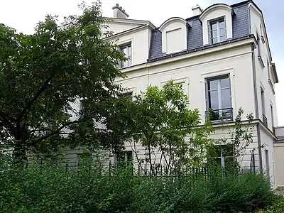 Le château des Brouillards vu de l'allée des Brouillards.