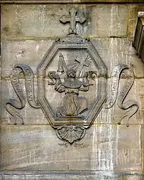 Portique (détail) : blason aux armes de saint François.