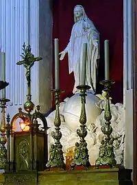 Statue de la Vierge, au-dessus du maître-autel.