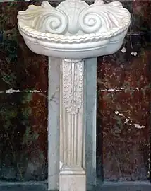 Bénitier en marbre du XVIIe siècle.