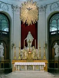 Maître-autel et abside avec la Vierge Immaculée sous la Gloire.