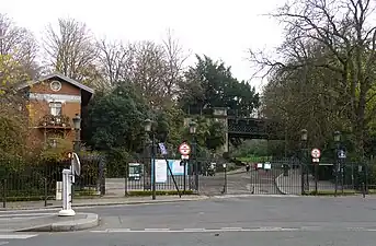 Entrée du parc des Buttes-Chaumont.