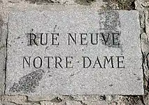 Dalle scellée au sol.