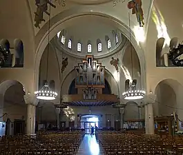 Nef côté entrée, avec l'orgue de tribune.