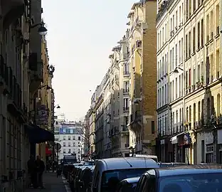 Vers la rue du Mont-Cenis.