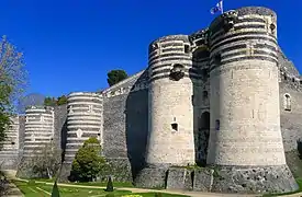 Tours de l'enceinte, côté porte des Champs.