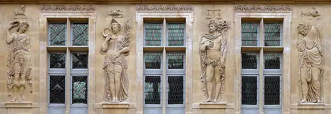 Les Quatre Saisons de l’hôtel de Jacques de Ligneris, aujourd’hui musée Carnavalet à Paris, réalisés par Jean Goujon ou son atelier (1548 à 1550).