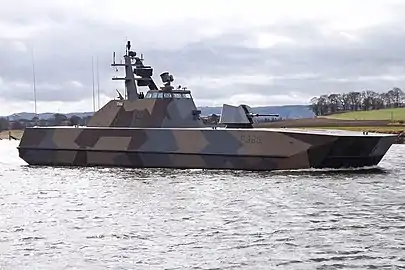 Le canon de 76 mm à l'avant, le MASS devant la passerelle, la conduite de tir sur son toit, le radar 3D dans la mâture.