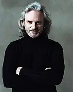 Pierre-Alain de Garrigues tient le rôle de l'annonceur et des tourelles défectueuses dans la version française.